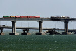 Железнодорожные составы с цистернами на Крымском мосту, 8 октября 2022 года