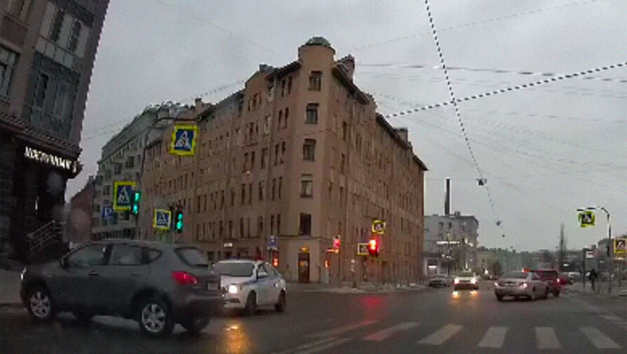 В Санкт-Петербурге водитель развернулся через двойную сплошную линию перед ДПС