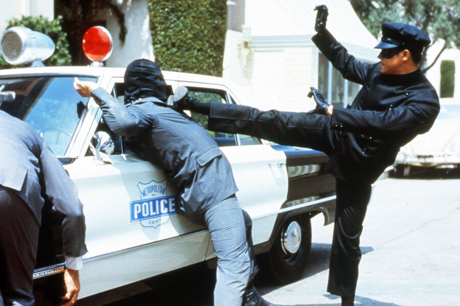 <b>«Зеленый шершень» (сериал, 1966 &mdash; 1967)</b>
<br><br>
В&nbsp;1964 году Брюс Ли продемонстрировал свой однодюймовый удар на&nbsp;Международном чемпионате по&nbsp;карате в&nbsp;Лонг-Бич в&nbsp;Калифорнии. Там же он раскритиковал традиционные каратэ и кунг-фу и призвал модернизировать боевые искусства. К&nbsp;тому моменту боец уже бросил университет, где изучал психологию философию и драму, переехал в&nbsp;Окленд в&nbsp;Калифорнии и вместе с&nbsp;мастером китайских единоборств Джеймсом Ли основал школу.
<br><br>
На&nbsp;чемпионате на&nbsp;Брюса Ли обратил внимание телепродюсер Уильям Дозье. Он пригласил его сниматься в&nbsp;телесериале о&nbsp;медиамагнате Бритте Риде, который в&nbsp;свободное от работы время борется с&nbsp;преступностью под&nbsp;маской «Зеленого шершня». Помогает ему в&nbsp;этом мастер боевых искусств по&nbsp;имени Като &mdash; его и сыграл Брюс Ли. Позже он появился в&nbsp;той же роли в&nbsp;сериале Дозье «Бэтмен».
