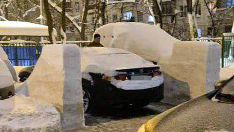 Москвич благодаря снегопаду построил гараж для своей машины