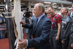 Президент РФ Владимир Путин во время посещения Рязанского кожевенного завода группы компаний «Русская кожа», 24 августа 2017 года