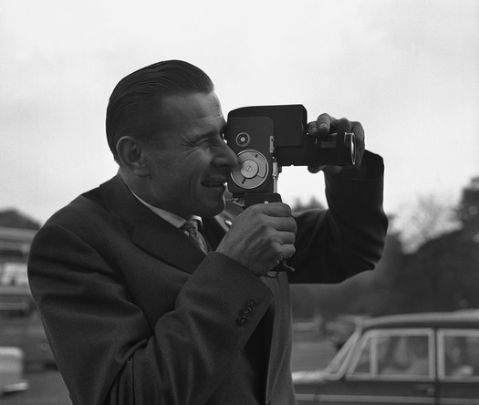 Лев Яшин с кинокамерой в Лондоне накануне матча в Уэмбли, 1963 год