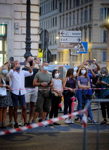 Жители Рима на&nbsp;городском празднике возле базилики Санта-Мария-Маджоре, 31 августа 2020 года 