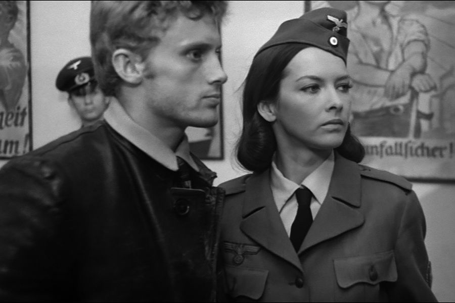 <b>«Освобождение»(1968, 1970, 1971)</b>
<br>В картине действуют реальные исторические личности, поэтому подходить к созданию надо было особенно серьезно. Негласным консультантом режиссера был Георгий Жуков, находившийся тогда в опале. Полководец передал Озерову свои еще не опубликованные на тот момент мемуары.
<br>Запуск фильма в производство довольно долго согласовывался с чиновниками. В итоге начать картину с первых дней войны не позволили, не хотели показывать отступление армии. Поэтому эпопея начинается с Курской битвы. В Перестройку Юрий Озеров вернулся к идее снять великие сражения начала войны. Так вышли фильмы «Битва за Москву» (1986) и «Сталинград» (1989)