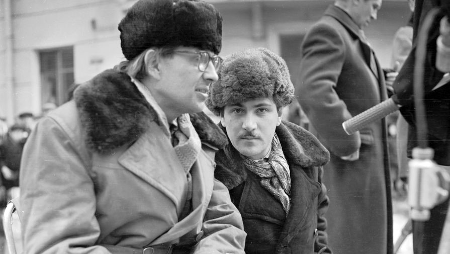 Чухрай был одним из инициаторов основания и художественным руководителем Экспериментального творческого объединения киностудии «Мосфильм». Он создал уникальную экономическую систему, благодаря которой студия приносила высокий доход, режиссеры получали зарплату в зависимости от успеха фильма в прокате, картины снимались быстрее, а сотрудников требовалось меньше. При этом художественное качество фильмов не страдало, скорее – наоборот.
<br><br>За десятилетие существования на Экспериментальной студии было снято 38 картин, среди которых «Белое солнце пустыни» Мотыля, «Раба любви» Михалкова, «Табор уходит в небо» Лотяну, «Иван Васильевич меняет профессию» Гайдая, «Не горюй» Данелии, «Земля Санникова» Мкртчана и Попова.
<br><br>На фото: момент съемкок картины «Чистое небо»