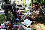 Эми Уайнхаус не стало 23 июля 2011 года — она была найдена мертвой в собственной квартире. На момент трагедии певице было всего 27 лет. Одной из причин случившегося была названа передозировка.
<br><br>
На фото: поклонники возлагают цветы в память об Эми Уайнхауз возле ее дома в Камдене, 2011 год