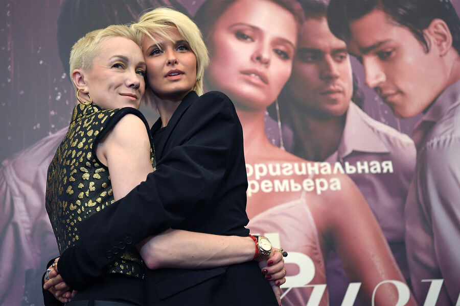 Актрисы Дарья Мороз и Любовь Аксенова на&nbsp;премьере сериала &laquo;Жить жизнь&raquo; в&nbsp;кинотеатре &laquo;Художественный&raquo; в&nbsp;Москве, 2023&nbsp;год