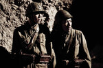 <b>«Письма с Иводзимы» (2006)</b>
<br><br>
Историческая драма, снятая на японском языке, рассказывает про оборону императорской армией острова Иводзима — в противостоянии с превосходящими силами американских войск в последние годы Второй мировой войны. Главную роль в проекте, номинированном на «Оскар» как лучший фильм, сыграл Кэн Ватанабэ — многие знают его по «Началу» Кристофера Нолана. Лента считается одним из главных антивоенных фильмов в истории.