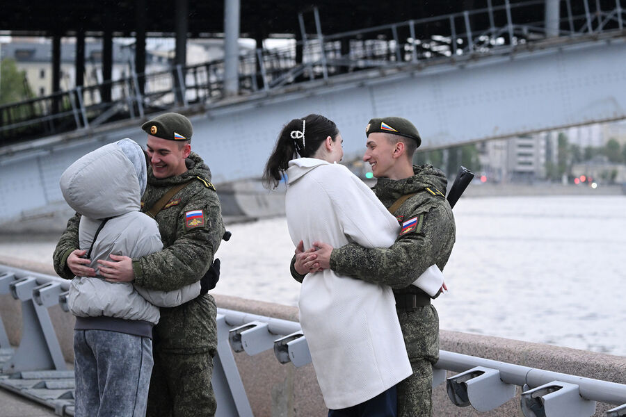 Курсанты с&nbsp;девушками перед&nbsp;началом репетиции парада в&nbsp;Москве в&nbsp;честь 80-й годовщины Победы в&nbsp;Великой Отечественной войне, 29&nbsp;апреля 2025&nbsp;года