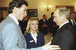 Елена Бережная и Антон Сихарулидзе с президентом Владимиром Путиным в Ново-Огарево, 2002 год