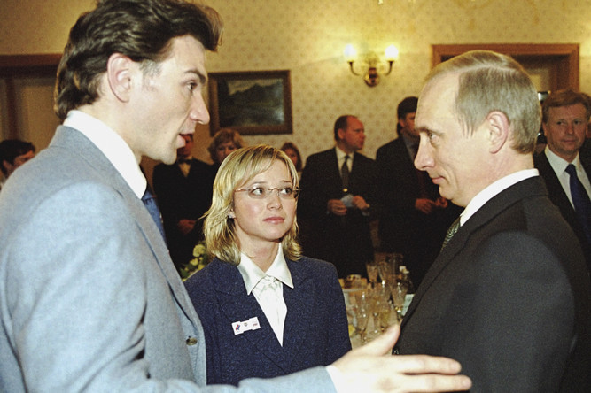 Елена Бережная и Антон Сихарулидзе с президентом Владимиром Путиным в Ново-Огарево, 2002 год
