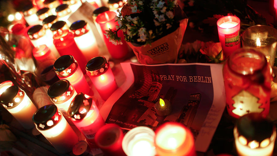 Свечи около&nbsp;рождественской ярмарки на&nbsp;площади Брайтшайдплац в&nbsp;Берлине, 20&nbsp;декабря 2016&nbsp;года