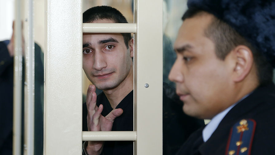 Орхан Зохрабов (слева), обвиняемый в убийстве бывшего начальника полиции Сызрани Андрея Гошта и членов его семьи, во время оглашения приговора в Самарском областном суде