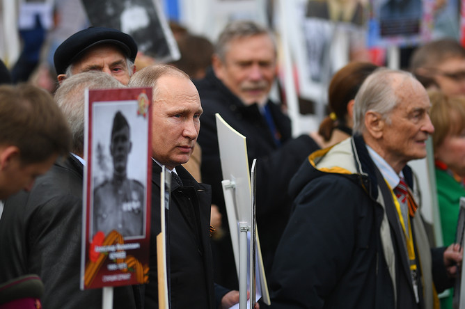 Владимир Путин принимает участие в шествии патриотической акции «Бессмертный полк» в честь 72-й годовщины Победы в Великой Отечественной войне