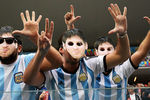 Болельщики сборной Аргентины в масках Лионеля Месси перед полуфинальным матчем чемпионата мира по футболу 2014 Нидерланды - Аргентина, 2014 год