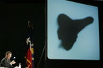 Глава программы NASA «Спейс шаттл» Рон Диттемор и кадр с челноком «Колумбия» незадолго до катастрофы во время пресс-конференции в Космическом центре имени Линдона Джонсона в Хьюстоне, 7 февраля 2003 года
