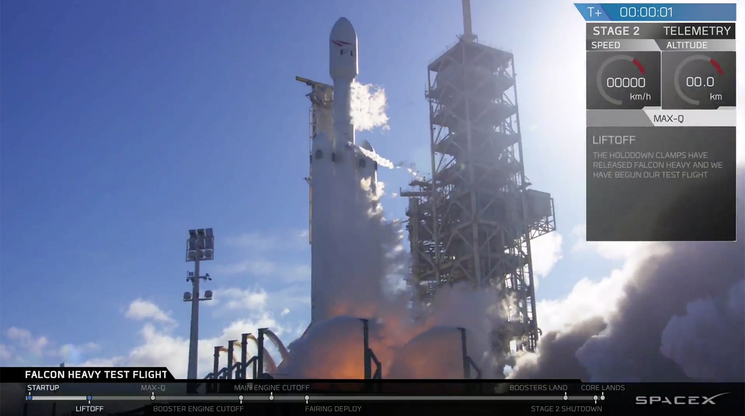 Во время запуска ракеты-носителя Falcon Heavy компании Илона Маска SpaceX с мыса Канаверал во Флориде, 6 февраля 2018 года