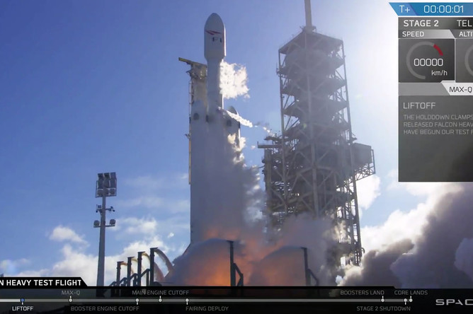 Во время запуска ракеты-носителя Falcon Heavy компании Илона Маска SpaceX с мыса Канаверал во Флориде, 6 февраля 2018 года