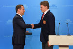 Председатель правительства РФ Дмитрий Медведев и олимпийский чемпион по хоккею Кирилл Капризов (справа) на церемонии вручения автомобилей российским спортсменам, 28 февраля 2018 года