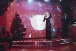 Певица Ирина Понаровская во время выступления в Рождественскую ночь, 7 января 1994 г. 