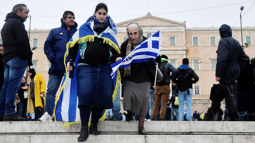 Участники демонстрации против решения о переименовании Македонии около здания парламента Греции в Афинах , 25 января 2019 года