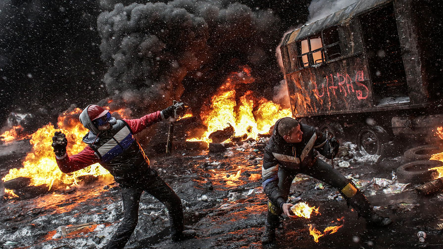После почти трех месяцев жесткого противостояния в конце февраля 2014 года на Украине произошла смена власти. На фото: ситуация в центре Киева, февраль 2014 года