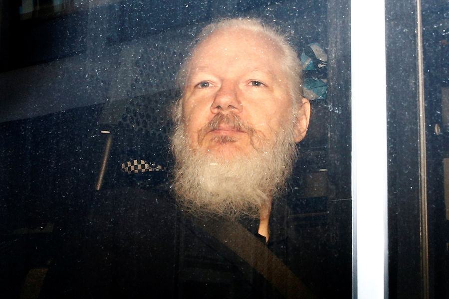 Основатель WikiLeaks Джулиан Ассанж в полицейском автомобиле после ареста в посольстве Эквадора в Лондоне, 11 апреля 2019 года