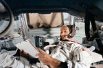 Пилот командного модуля Майкл Коллинз во время тренировки перед запуском ракеты «Сатурн-5» с пилотируемым кораблем «Аполлон-11» с территории космического центра Кеннеди во Флориде, июнь 1969 года
