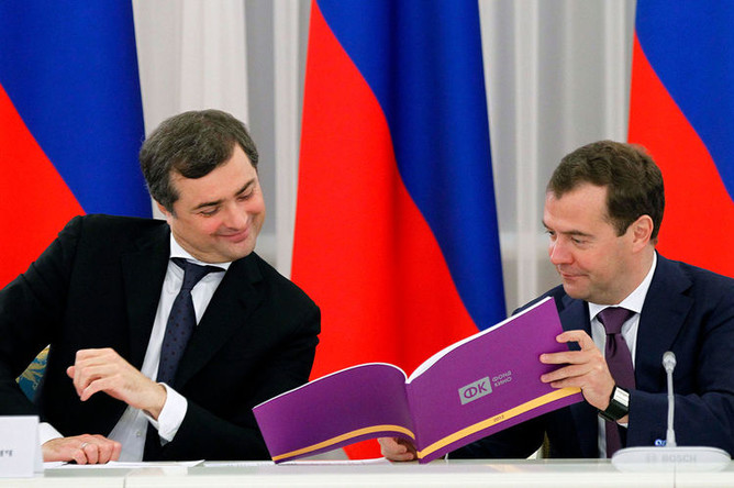 Вице-премьер РФ, руководитель аппарата правительства РФ Владислав Сурков и премьер-министр РФ Дмитрий Медведев на заседании правительственного совета по развитию отечественной кинематографии в резиденции «Горки», 2012 год