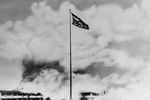 У военных казарм на Хикэм Филд недалеко от Гонолулу во время внезапного нападения японцев на Перл-Харбор, 7 декабря 1941 года