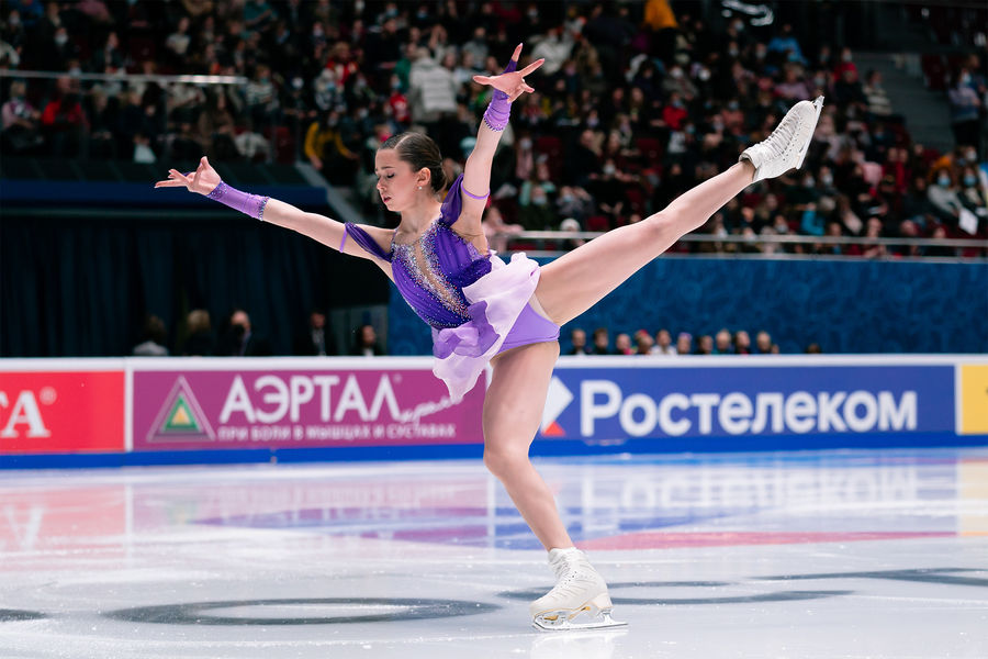 Камила Валиева выступает в короткой программе на чемпионате России — 2022