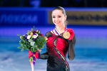 Победительница соревнований женщин Камила Валиева на церемонии награждения чемпионата России — 2022