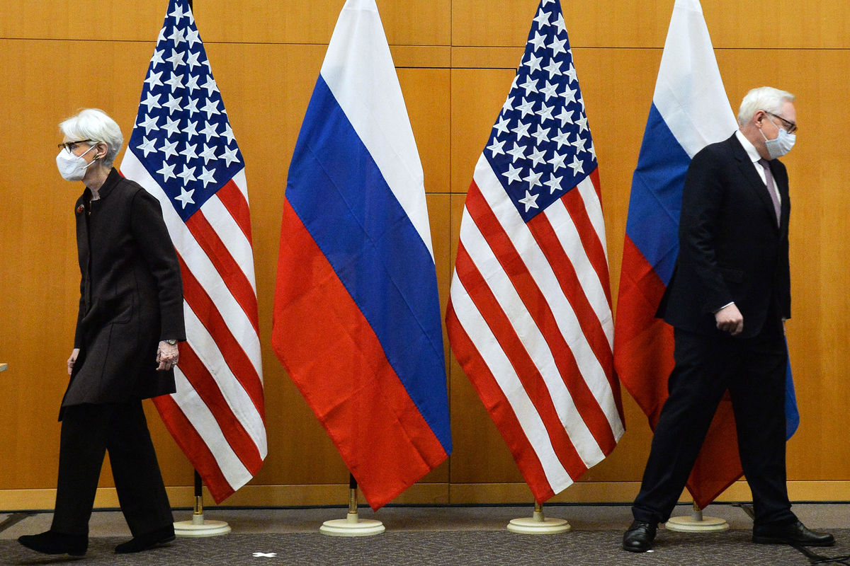 Заместитель министра иностранных дел РФ Сергей Рябков и первый заместитель госсекретаря США Уэнди Шерман во время двусторонних переговоров по безопасности между США и Россией в Женеве, 10 января 2022 года