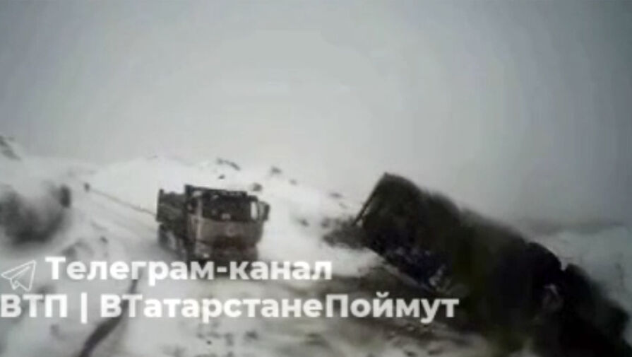 На стройке трассы М-12 в Татарстане два самосвала скатились под откос