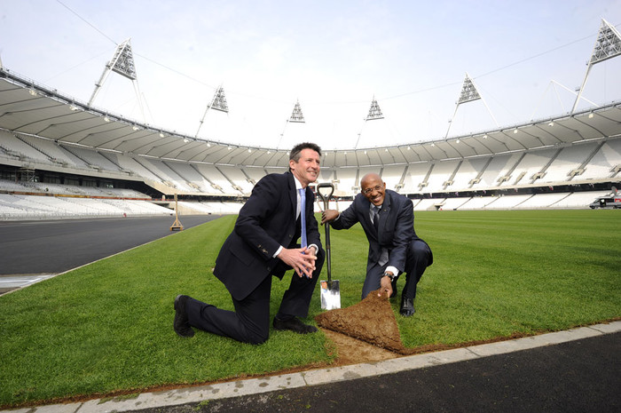 Председатель оргкомитета Лондон-2012 Себастьян Коу и председатель комитета спортсменов МОК Франк Фредерикс уклыдавают последний кусок дерна на&nbsp;поле Олимпийского стадиона.