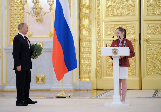 Владимир Путин и российская гимнастка Алия Мустафина
