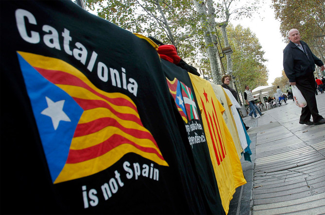Надпись на плакате: «Каталония это не Испания»