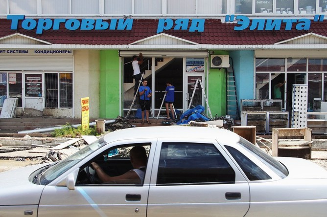 Магазин, поврежденный в результате наводнения в Крымске