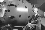 Один из руководителей советского проекта атомной бомбы Юлий Харитон у первой советской атомной бомбы РДС-1