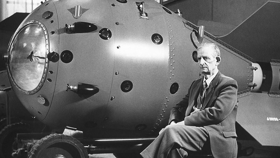 Один из руководителей советского проекта атомной бомбы Юлий Харитон у первой советской атомной бомбы РДС-1