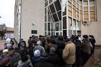 Луганск. Местные жители в очереди на получение пенсий у бывшего отделения Ощадбанка