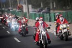 Рождество отмечают даже в Китае. Рождественский заезд Санта-Клаусов в городе Гуанчжоу, провинция Гуандун, Китай