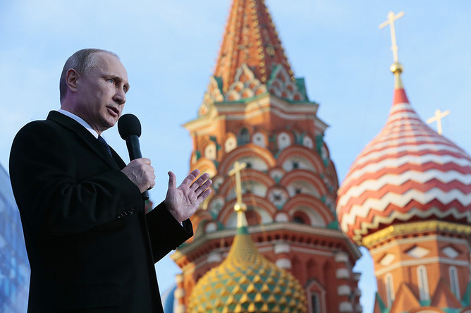 Владимир Путин на митинге-концерте «Мы вместе», посвященном годовщине присоединения Крыма к России, на Васильевском спуске