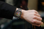 Покупатель демонстрирует часы Apple Watch около фирменного магазина Apple в Париже