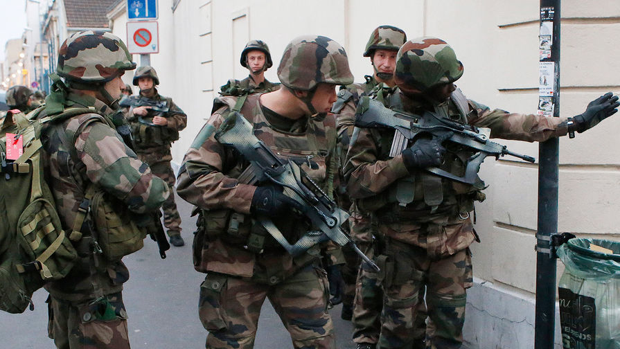 Солдаты французской армии на&nbsp;месте спецоперации в&nbsp;Париже