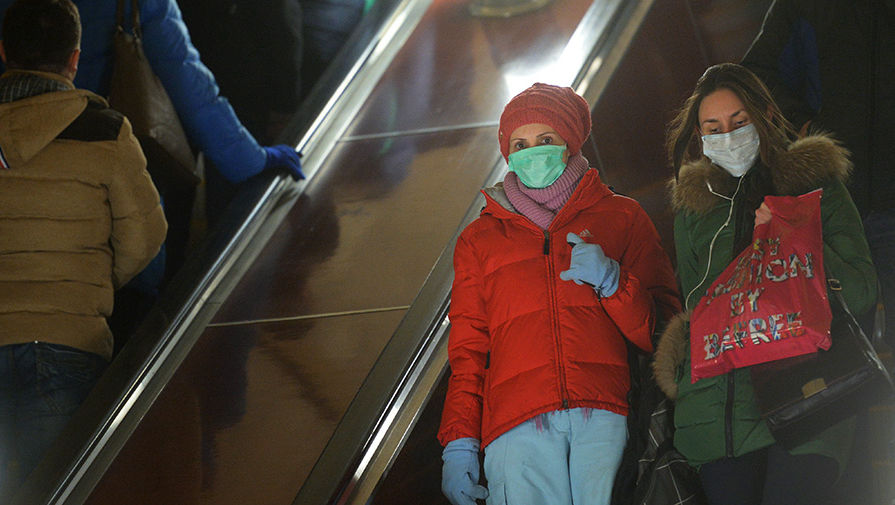 Пассажиры Московского метрополитена в&nbsp;защитных масках