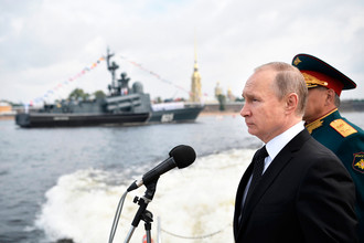 Президент РФ, верховный главнокомандующий Владимир Путин на катере совершает обход кораблей, выстроившихся перед началом Главного военно-морского парада по случаю Дня Военно-морского флота РФ, на рейде Невы в Санкт-Петербурге, 30 июля 2017 года