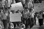 Демонстранты около Олимпийского стадиона в Мюнхене с требованием остановить Игры после захвата израильских спортсменов террористами, 5 сентября 1972 года