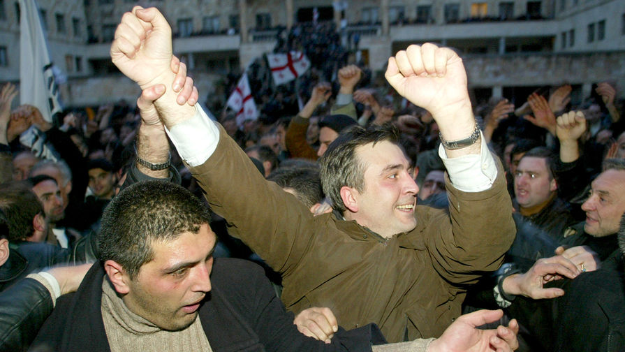 Оппозиционный политик Михаил Саакашвили около здания парламента Грузии в Тбилиси во время Революции роз, 22 ноября 2003 года