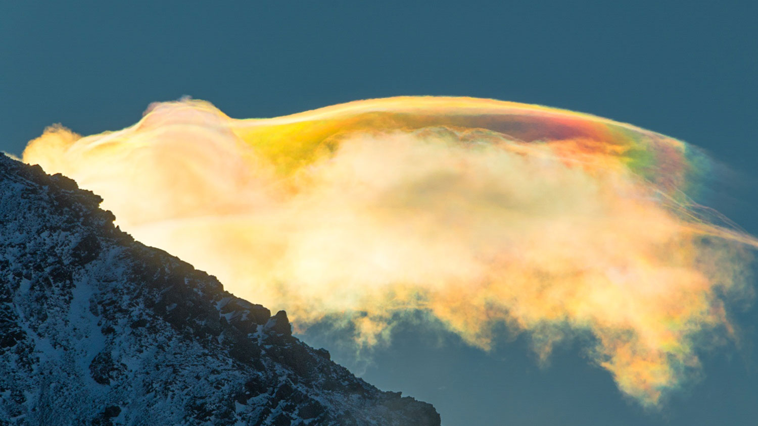 Редкие природные. Светлана Казина радужные облака. Аномальные облака над Сибирью. Необычные явления. Необычные явления в небе.
